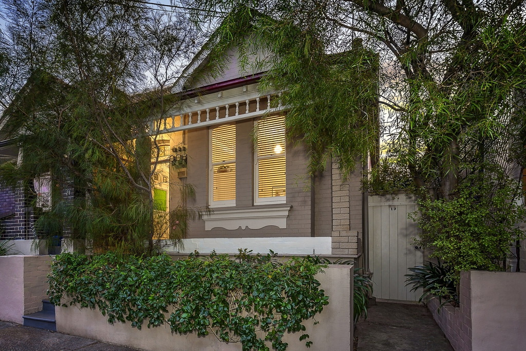 19 Hopetoun Street, Camperdown Sold by Raine & Horne Newtown - image 1