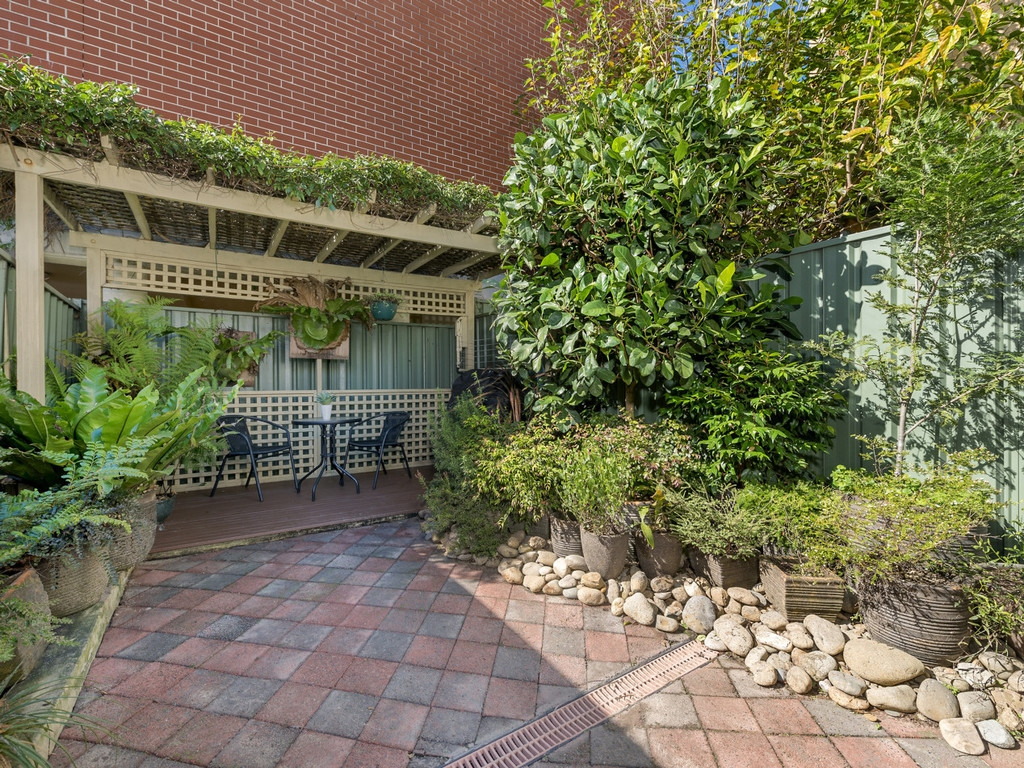 40 Mallett Street, Camperdown Sold by Raine & Horne Newtown - image 1