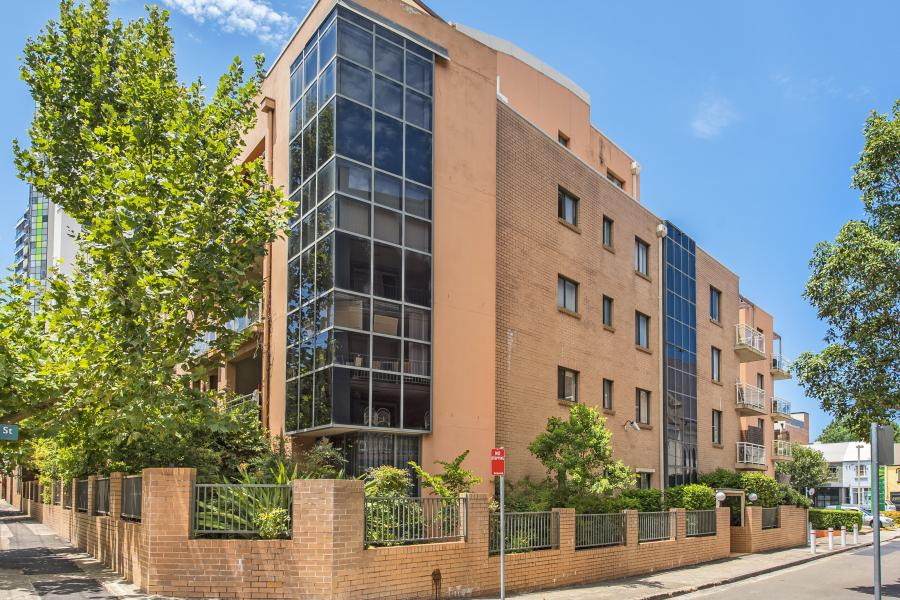 4/13 Margaret Street, Redfern Sold by Raine & Horne Newtown - image 1