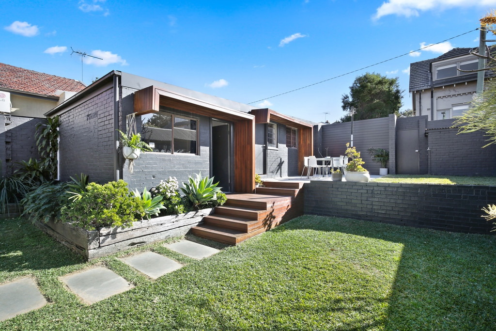 10 Clarendon Road, Stanmore Sold by Raine & Horne Newtown - image 1