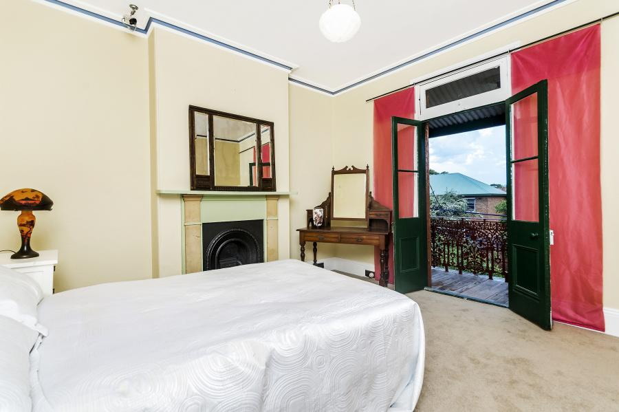 4 Binning Street, Erskineville Sold by Raine & Horne Newtown - image 1