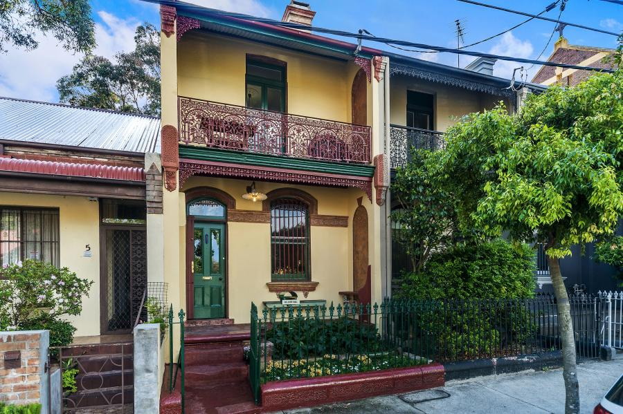 4 Binning Street, Erskineville Sold by Raine & Horne Newtown - image 1