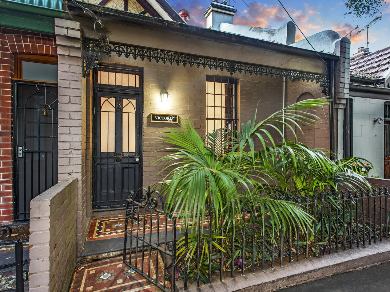 8 Victoria Street, Erskineville Sold by Raine & Horne Newtown - image 1