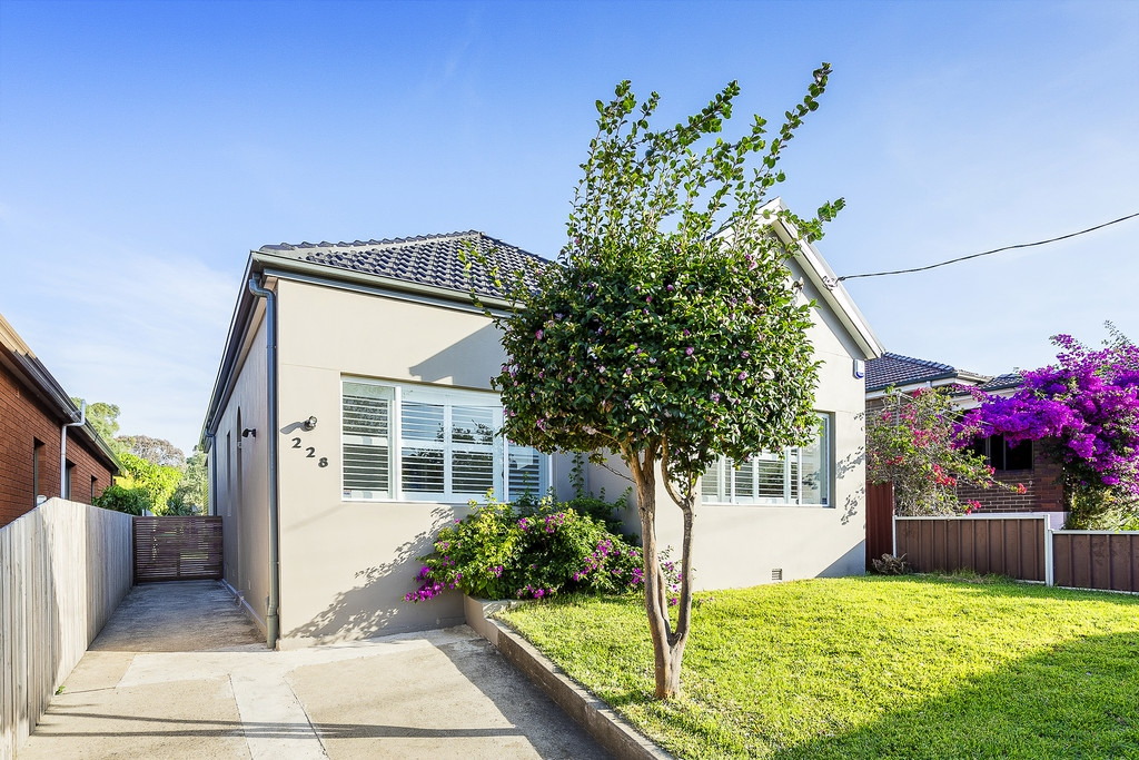 228 William Street, Kingsgrove Sold by Raine & Horne Newtown - image 1