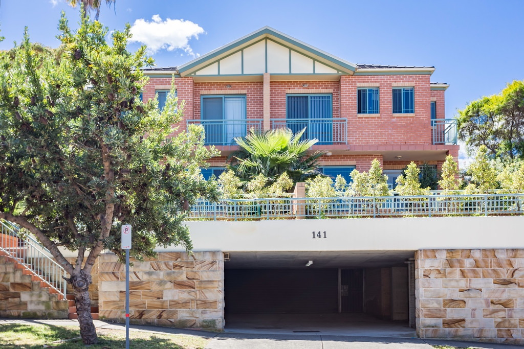 8/141 Oberon Street, Coogee Sold by Raine & Horne Newtown - image 1