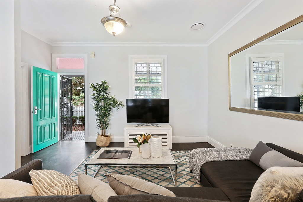 8 Devine Street, Erskineville Sold by Raine & Horne Newtown - image 1