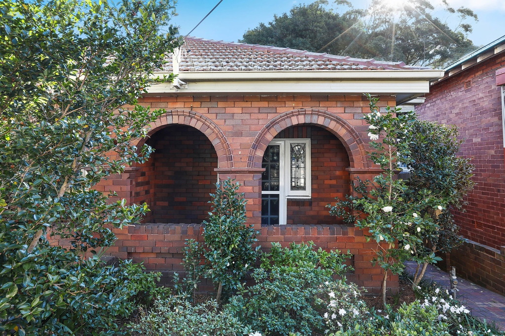 32 Wemyss Street, Enmore Sold by Raine & Horne Newtown - image 1