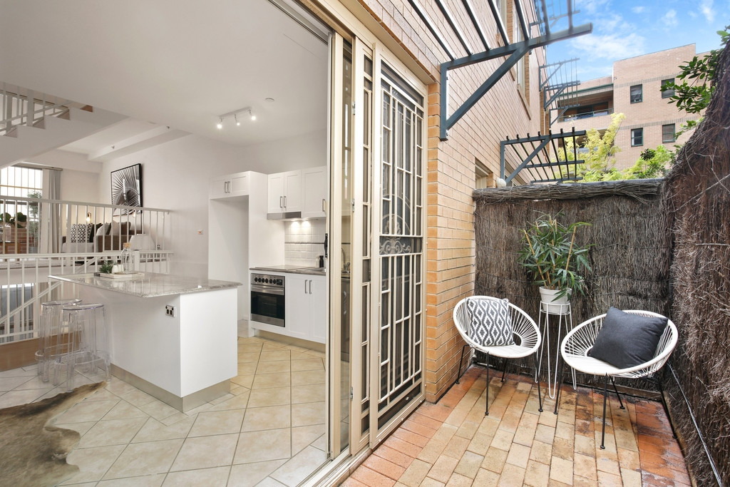 2/1 Wiley Street, Chippendale Sold by Raine & Horne Newtown - image 1