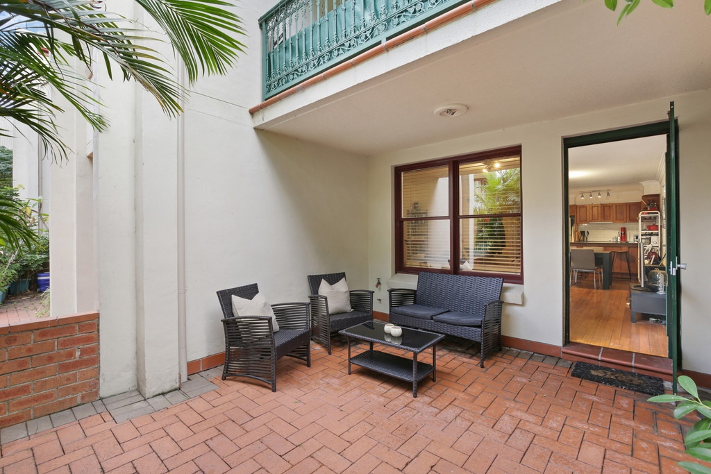 8/58 Park Street, Erskineville Sold by Raine & Horne Newtown - image 1