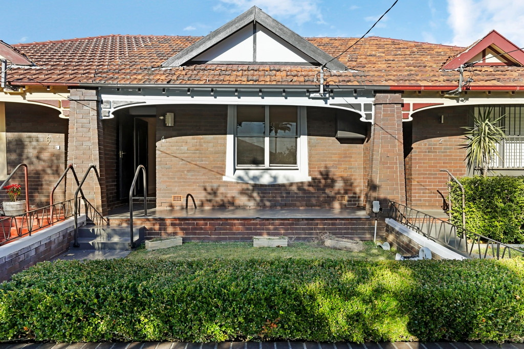 4 Swinbourne Street, Botany Sold by Raine & Horne Newtown - image 1