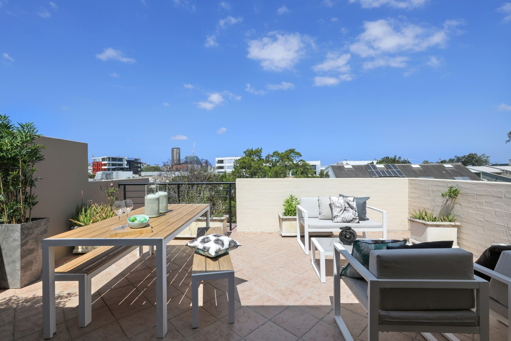 25/17-37 Lawrence Street, Alexandria Sold by Raine & Horne Newtown - image 1