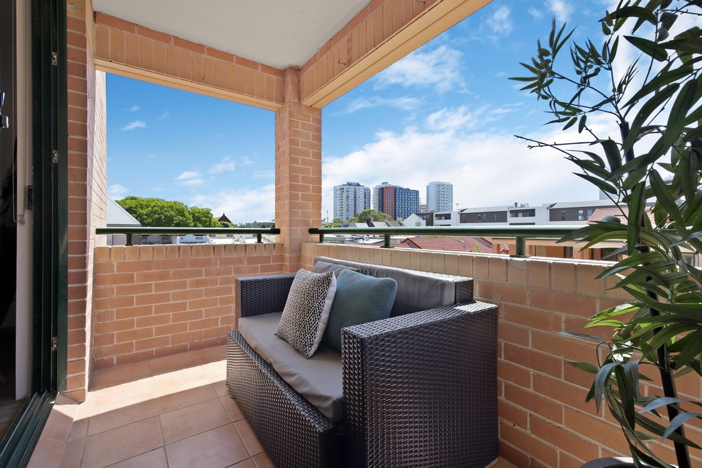 41/146-152 Pitt Street, Redfern Sold by Raine & Horne Newtown - image 1