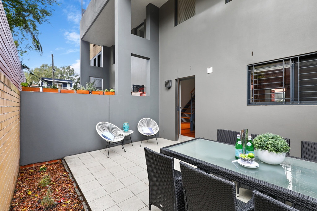 10/18-20 Newton Street, Alexandria Sold by Raine & Horne Newtown - image 1