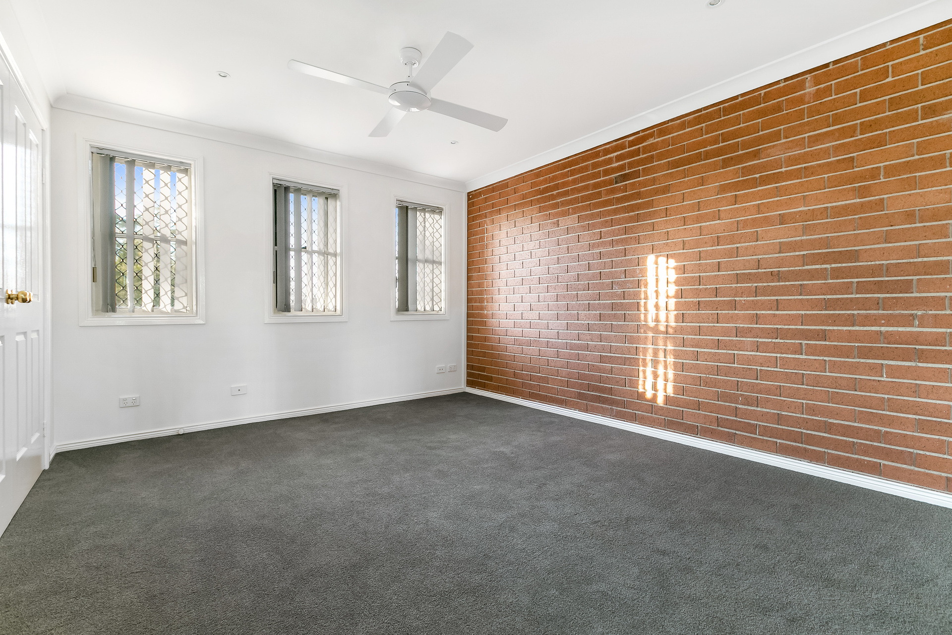 5A Tower Court, Castle Hill Leased by Raine & Horne Newtown - image 1