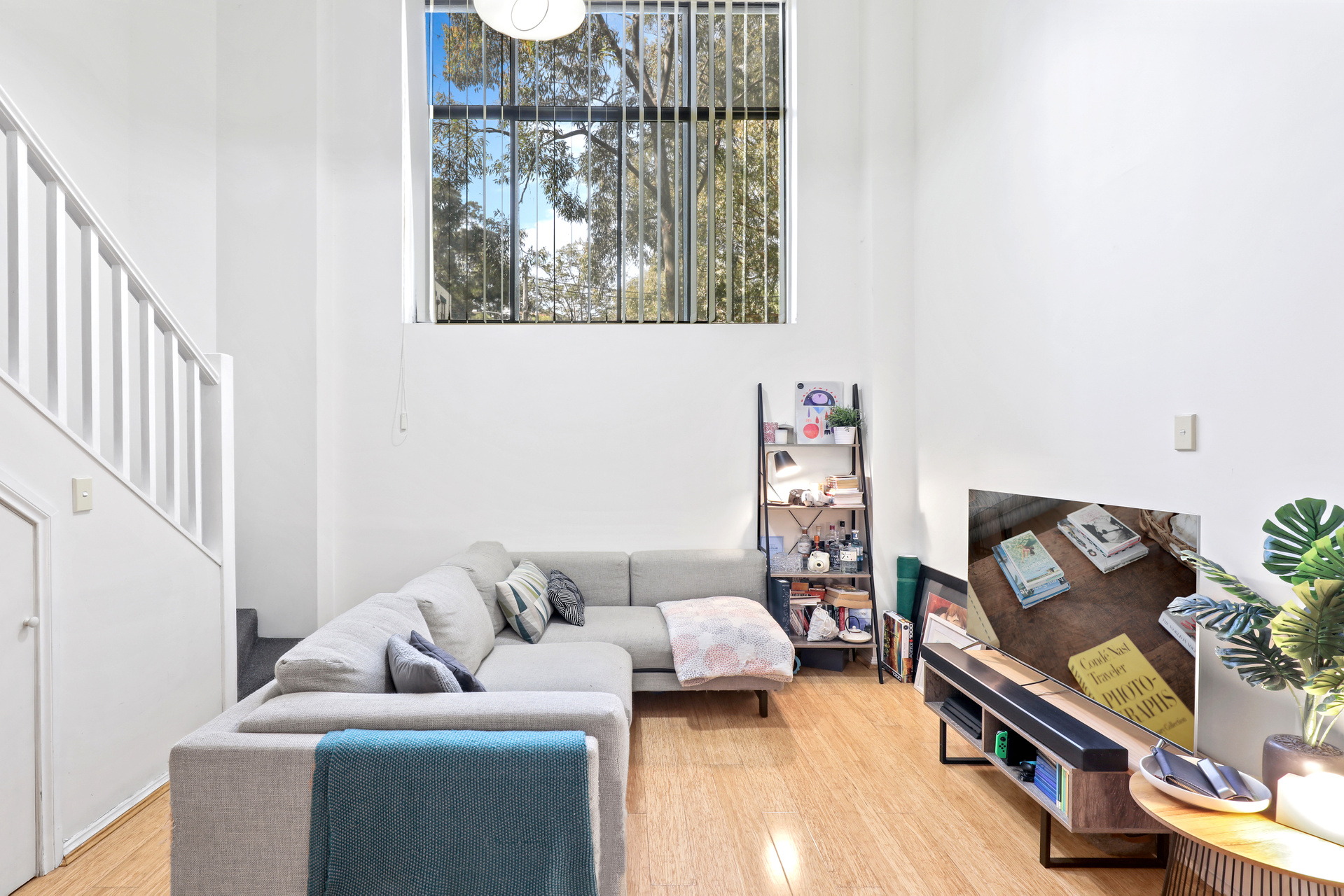 3/102 Albion Street, Surry Hills Sold by Raine & Horne Newtown - image 1