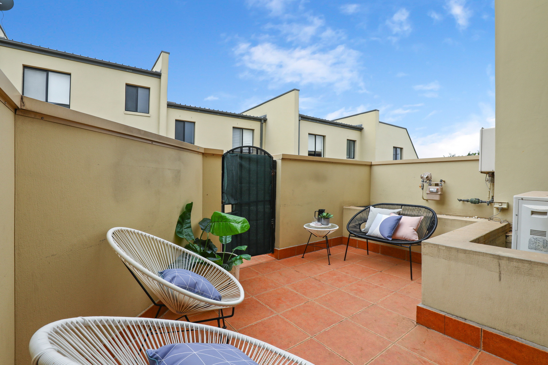 5/2-18 Newman Street, Newtown Sold by Raine & Horne Newtown - image 1