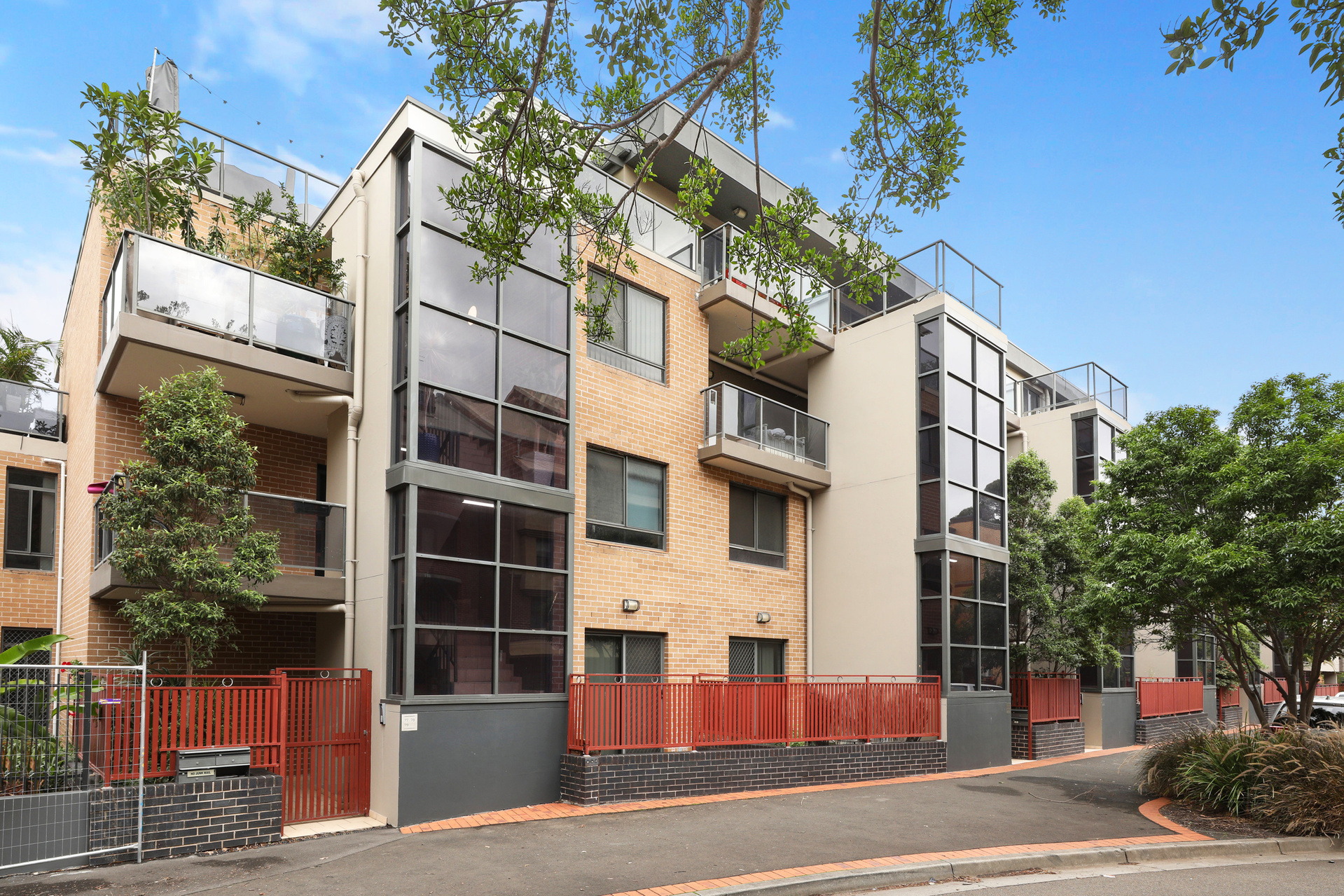 113/49 Henderson Road, Eveleigh Sold by Raine & Horne Newtown - image 1