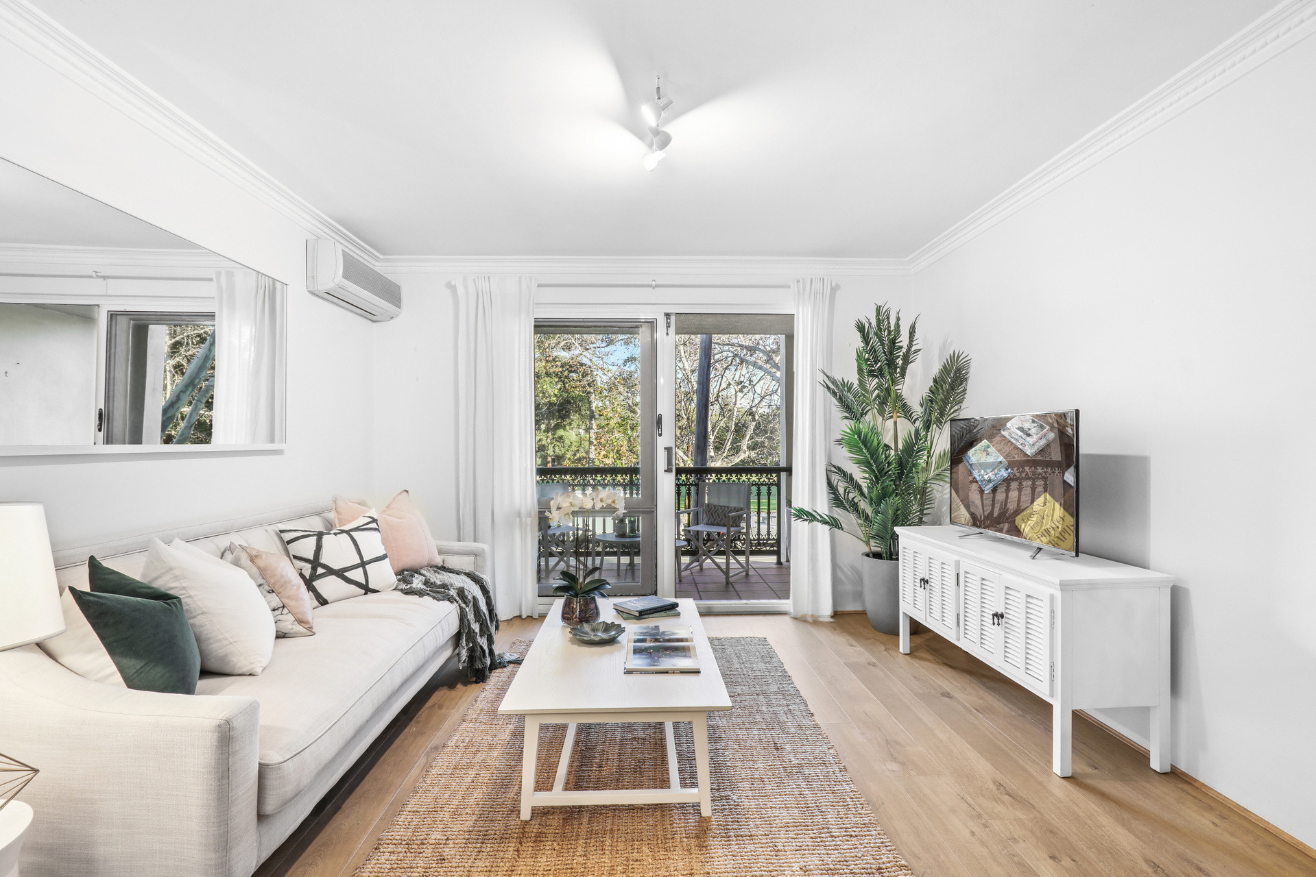 1/122 Swanson Street, Erskineville Sold by Raine & Horne Newtown - image 1