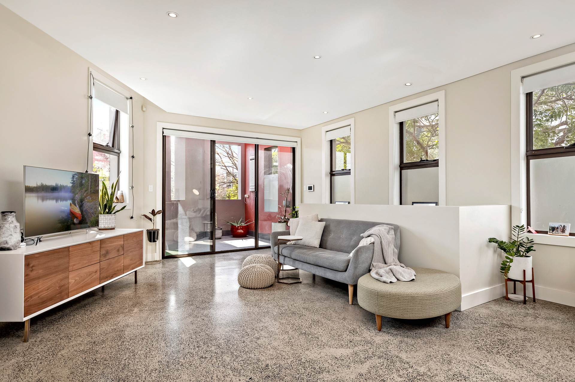 1/10 St Marys Street, Camperdown Sold by Raine & Horne Newtown - image 1