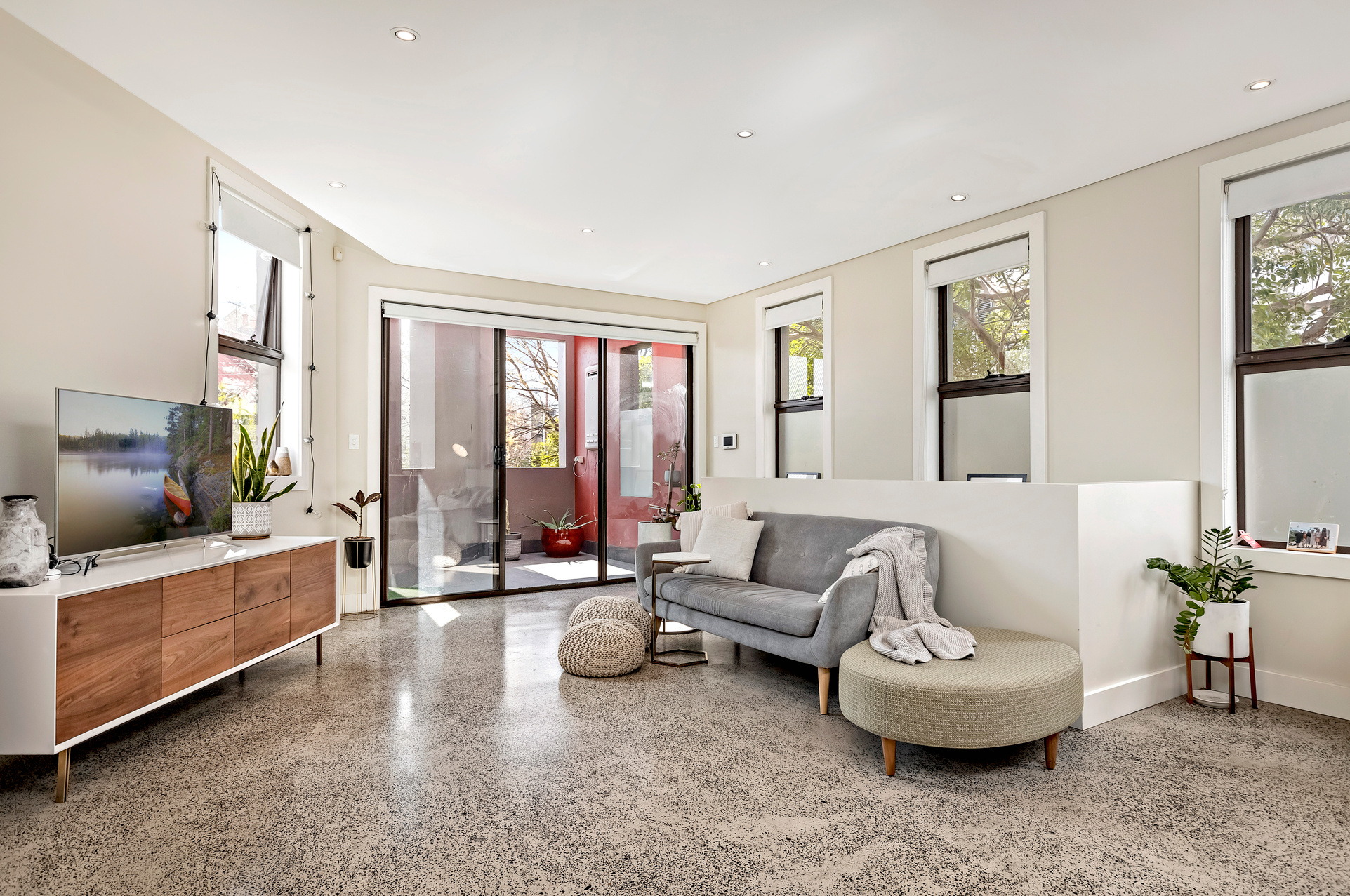 1/10 St Marys Street, Camperdown Sold by Raine & Horne Newtown - image 1