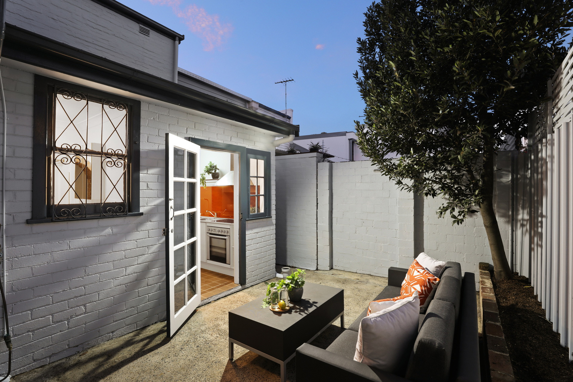 33 Devine Street, Erskineville Sold by Raine & Horne Newtown - image 1