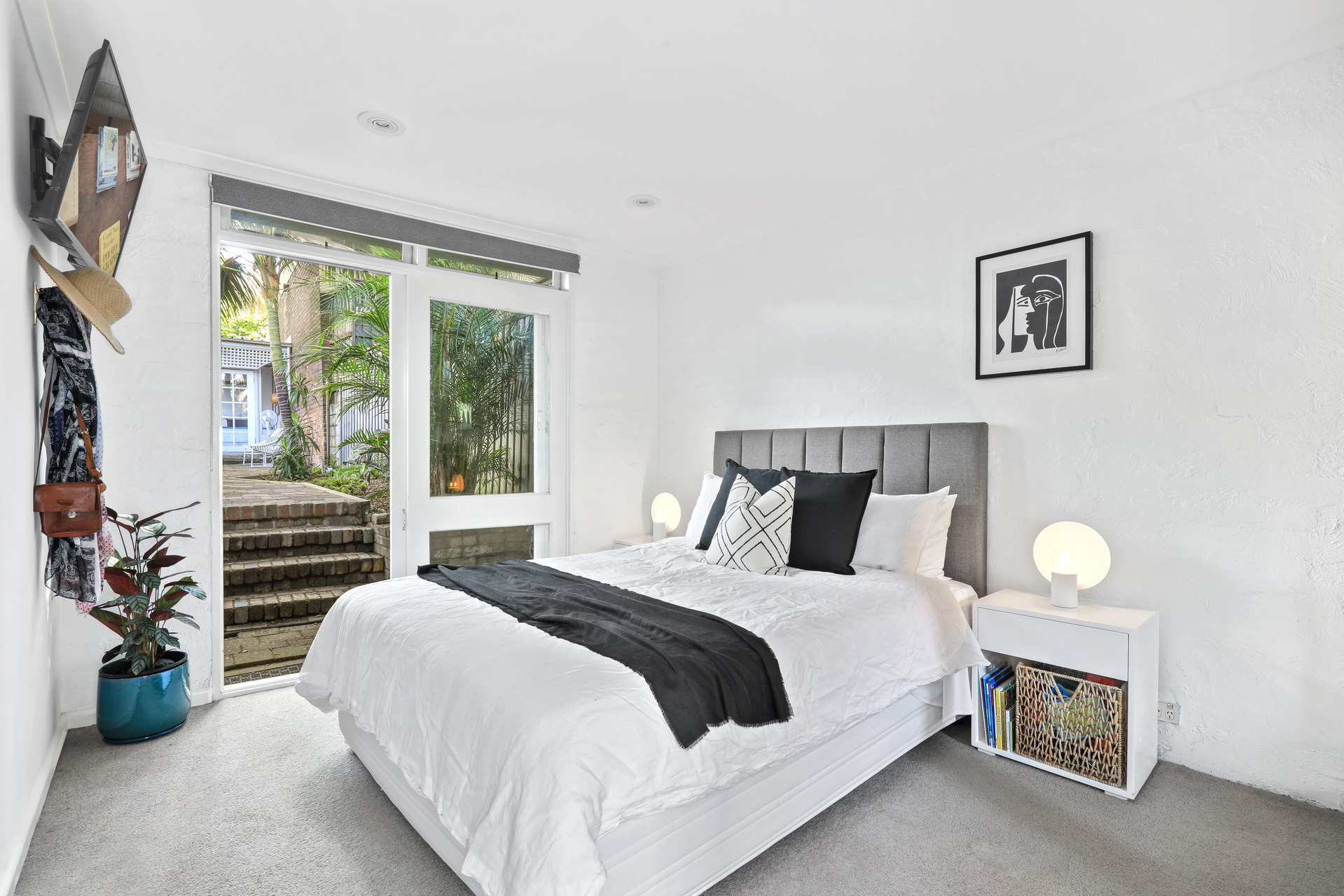 13 Devine Street, Erskineville Sold by Raine & Horne Newtown - image 1