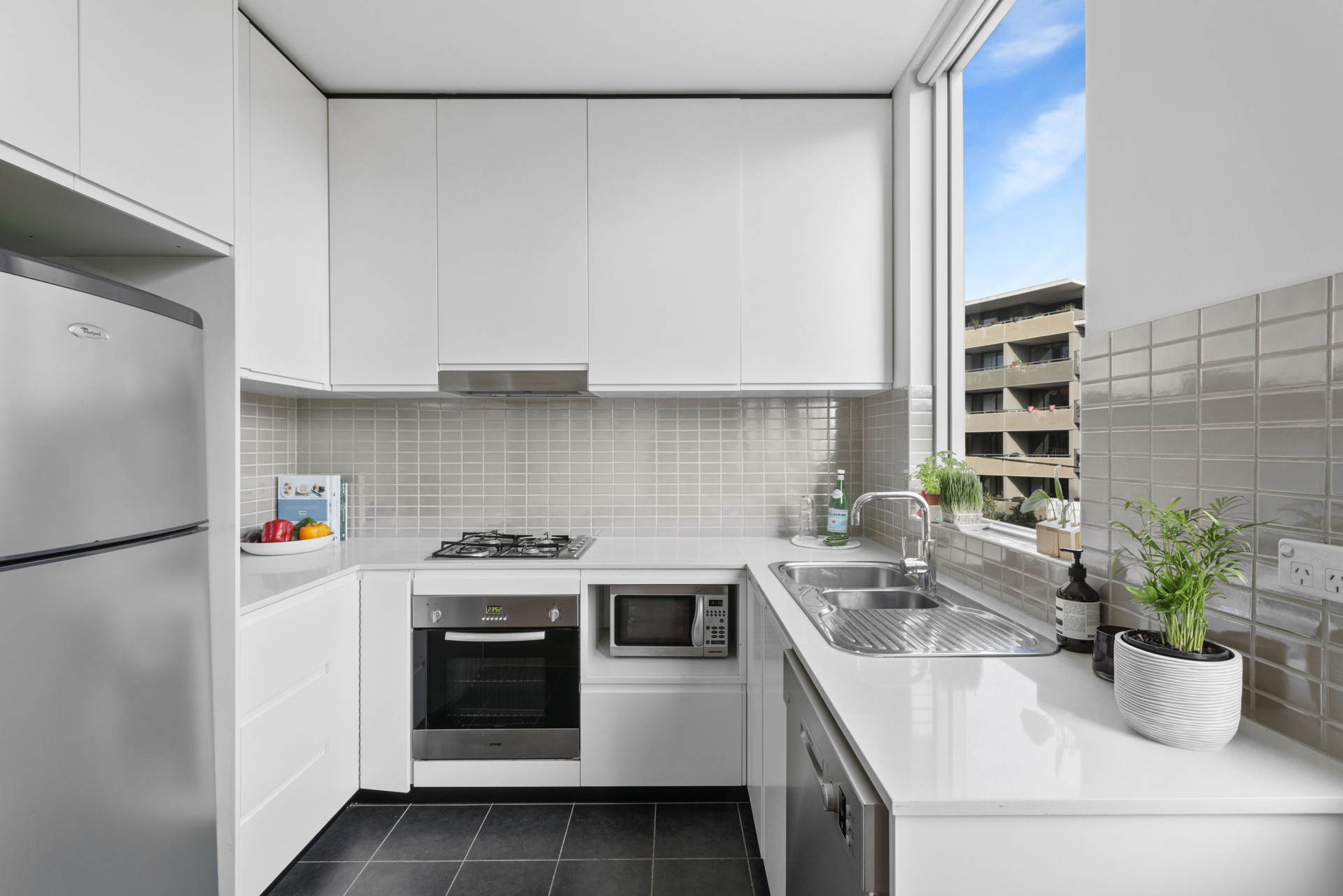 11/21 Coulson Street, Erskineville Sold by Raine & Horne Newtown - image 1