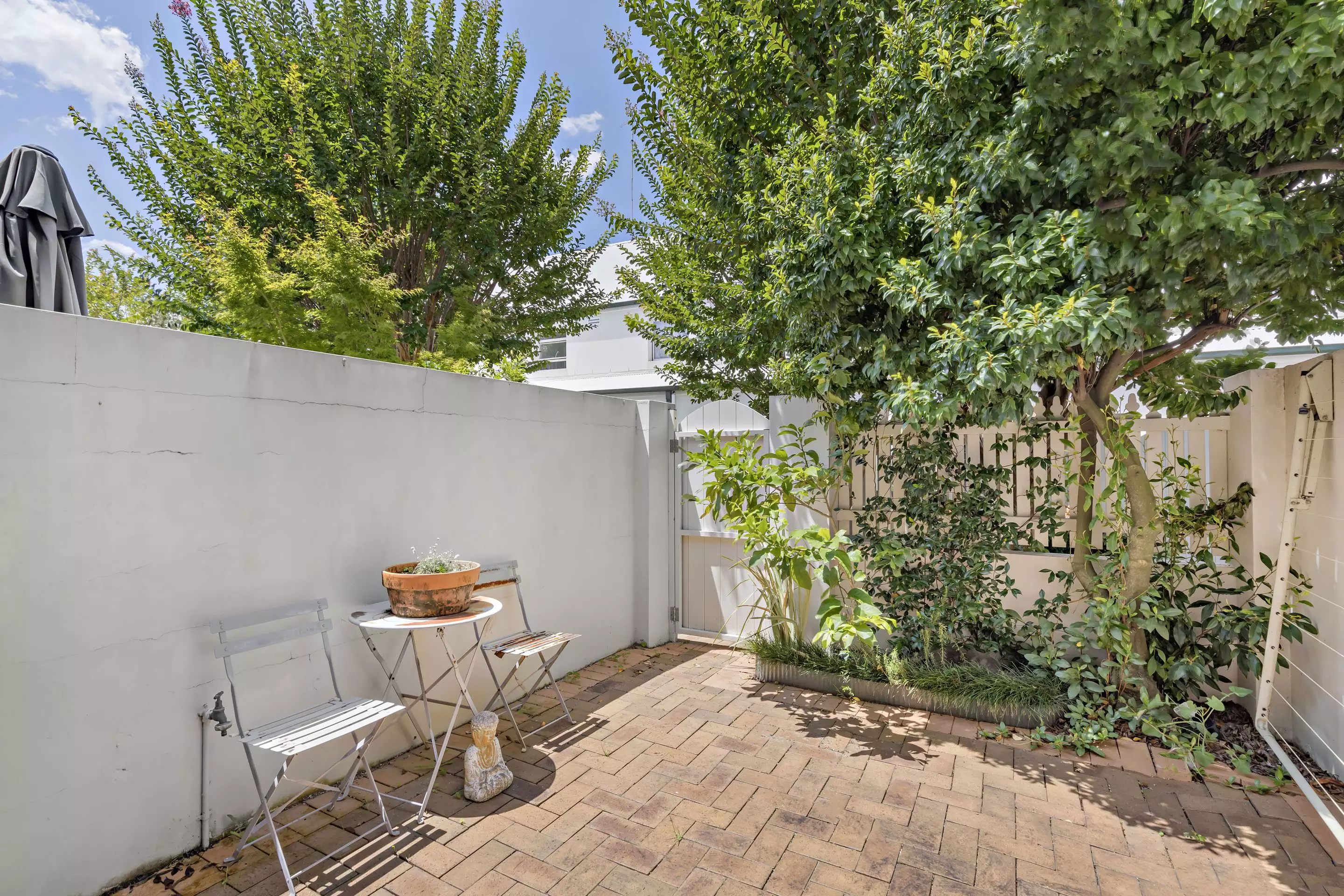 12 Smiths Lane, Erskineville Sold by Raine & Horne Newtown - image 1