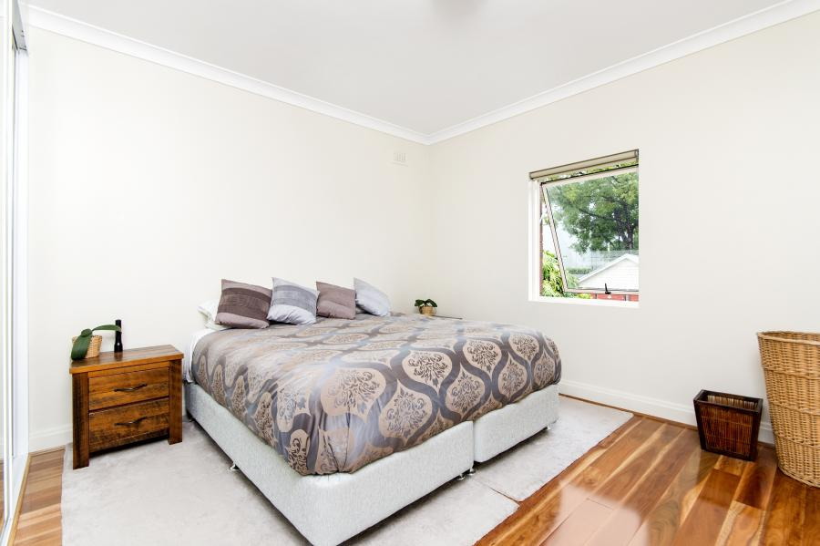 4/30-32 Middleton Street, Petersham Sold by Raine & Horne Newtown - image 1