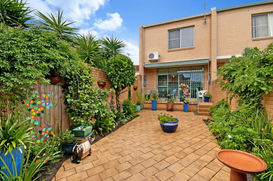 8/18 Ethel Street, Erskineville Sold by Raine & Horne Newtown - image 1