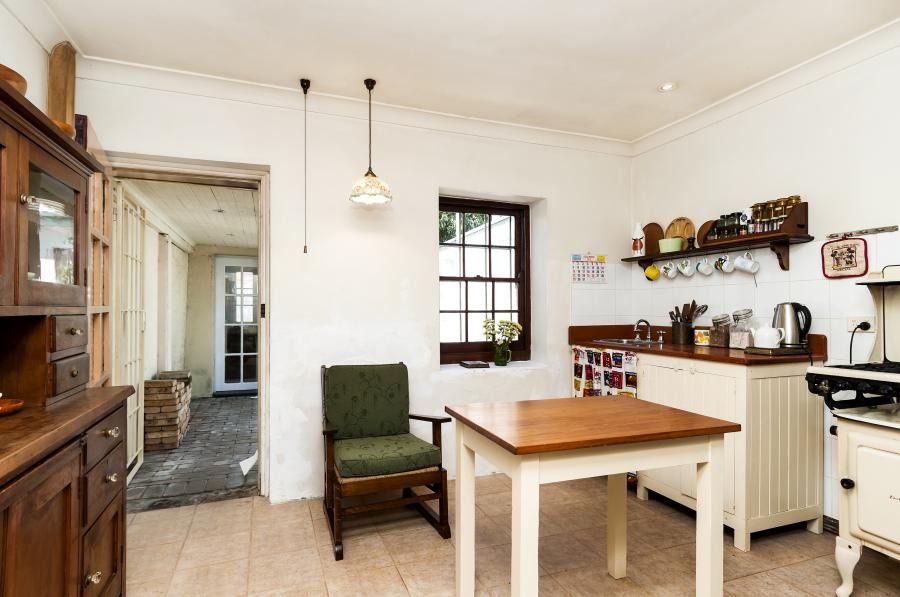 8 McElhone Place, Surry Hills Sold by Raine & Horne Newtown - image 1