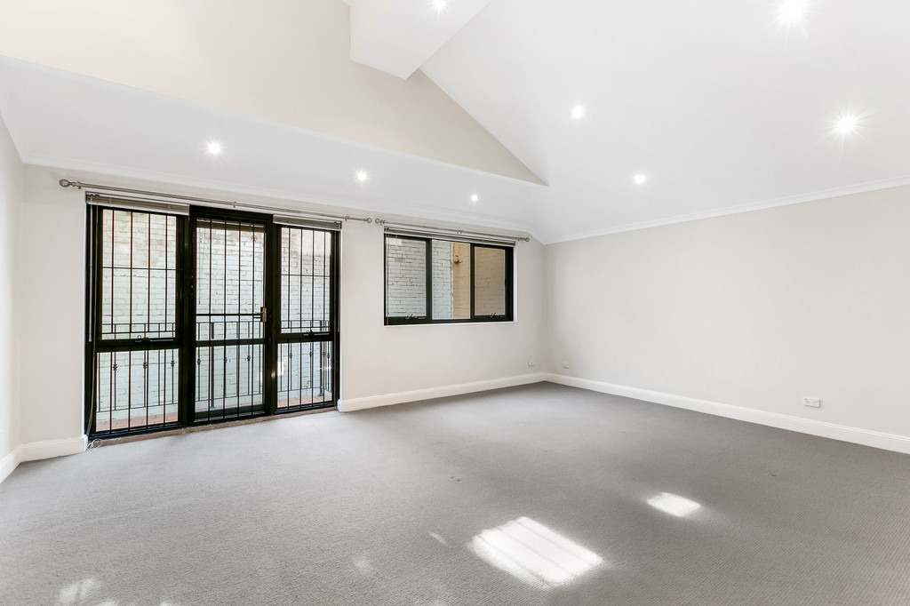 1/1A Little Commodore Street, Newtown Leased by Raine & Horne Newtown - image 1