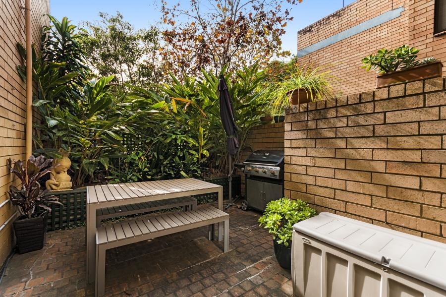 16/11-33 Maddison Street, Redfern Sold by Raine & Horne Newtown - image 1