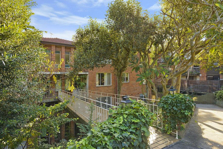 12/11-15 Gilbert Street, Dover Heights Sold by Raine & Horne Newtown - image 1